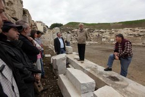 Ξενάγηση δημοσιογράφων στο Αρχαίο Θέατρο